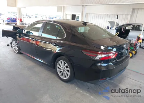 2021 Toyota Camry Le z USA, uszkodzony, nr VIN 4T1C11AK1MU542511